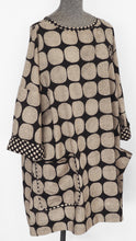 Load image into Gallery viewer, Graphic print A-line tunic - Black