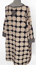 Load image into Gallery viewer, Graphic print A-line tunic - Black