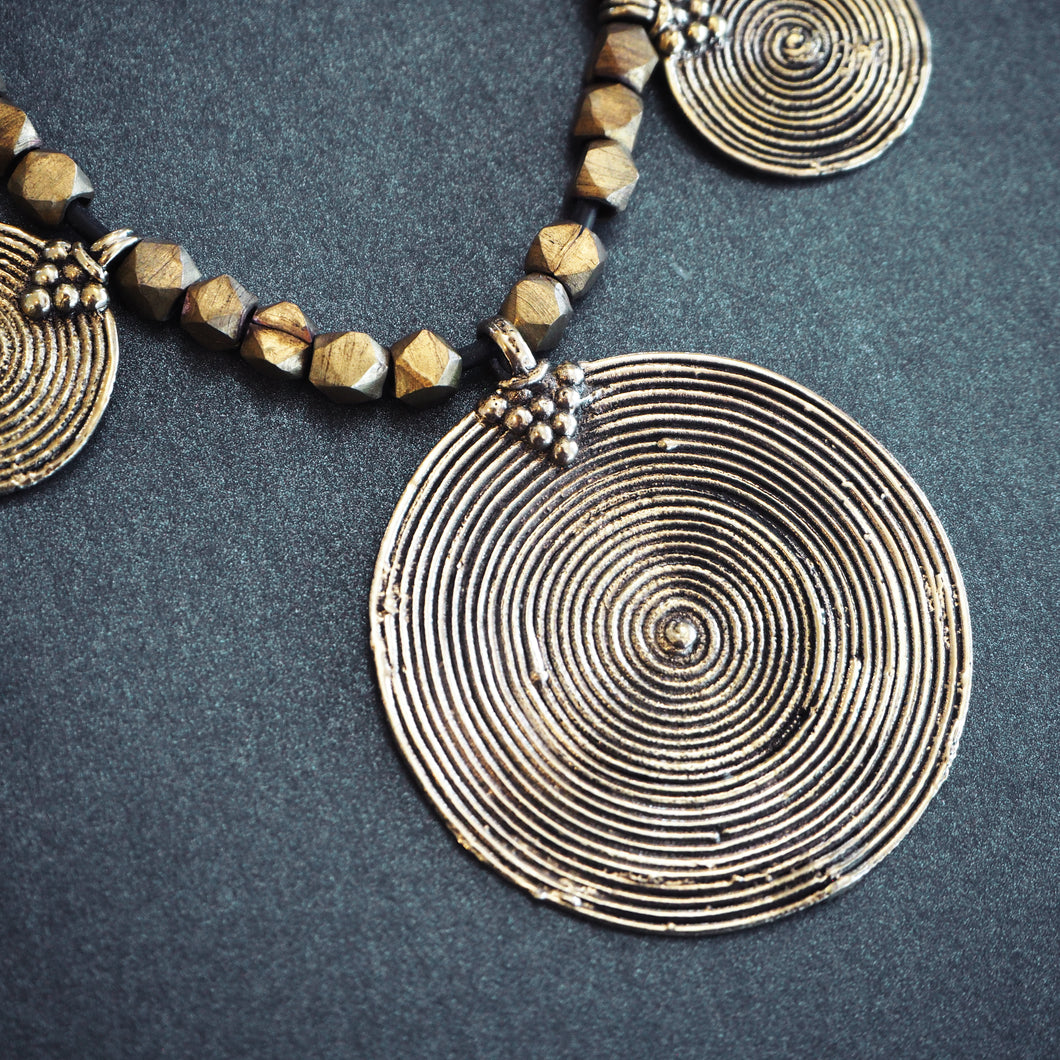 Cast bronze discs necklace